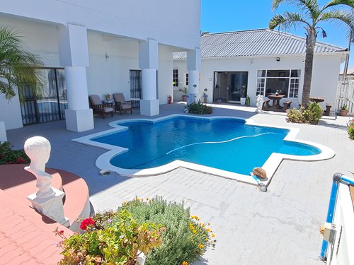 Courtyard & Pool - Jan 2026 (3)